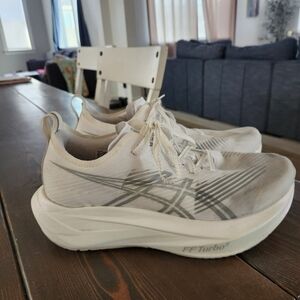 Asics MEGABLAST running Shoes Womens 8 / Mens 6.5 LIKE NEW